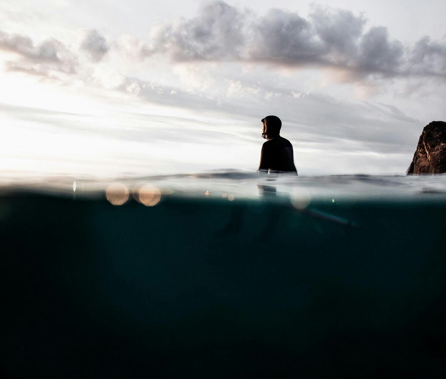 Bakgrunn - surfer venter på bølger